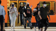Kuvassa on ihmisiä metrossa Helsingin keskustassa elokuussa 2020.