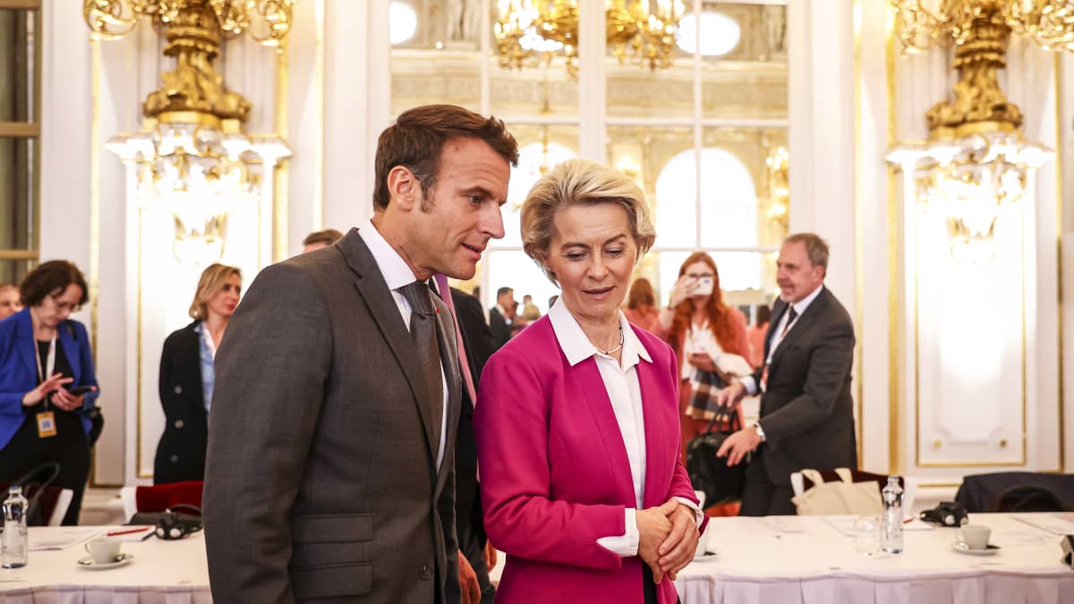 Ranskan presidentti Emaanuel Macron ja EU komission puheenjohtaja Ursula von der Leyen Prahan huippukokouksessa.