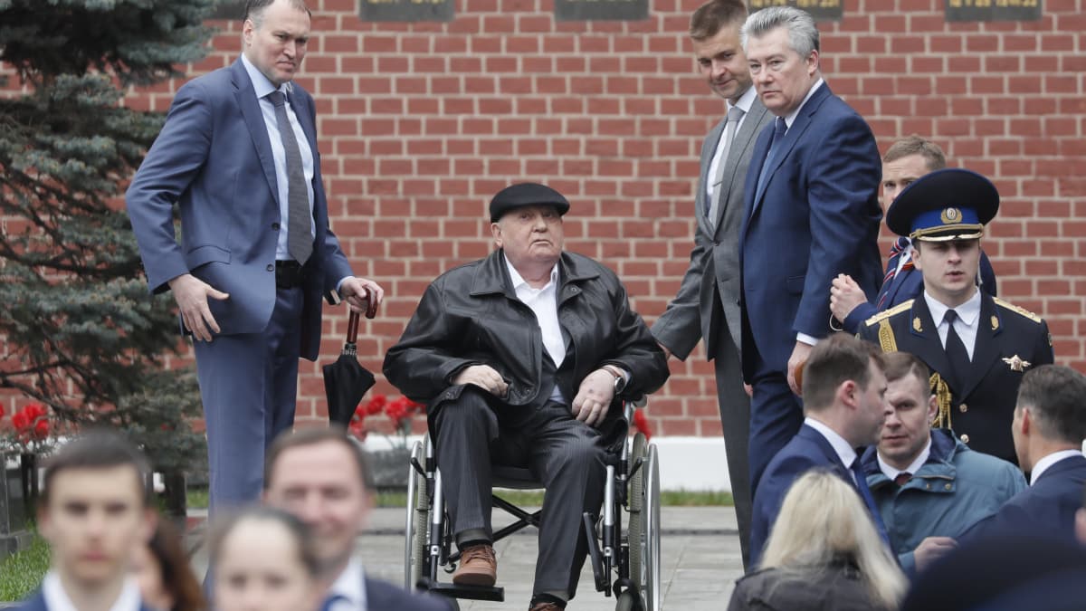 Mihail Gorbatšov pyörätuolissa Voiton päivän paraatia seuraamassa Moskovassa vuonna 2019.