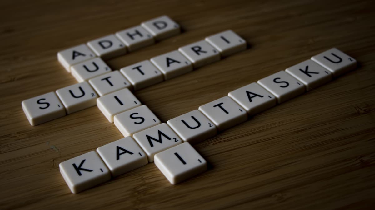 Sanapelin kirjainlaatat muodostavatv suttari-, kamutasku-, adhd- ja autismi-sanat.