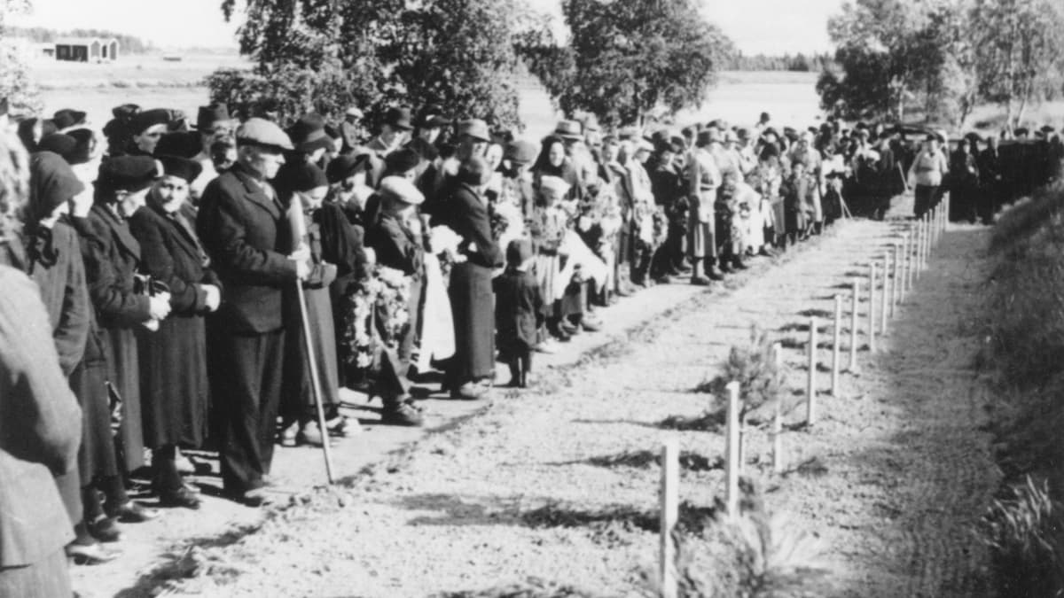 Partisaanien hyökkäyksessä kuolleiden Lokan kyläläisten hautajaiset radioitiin 1944 Sodankylästä.