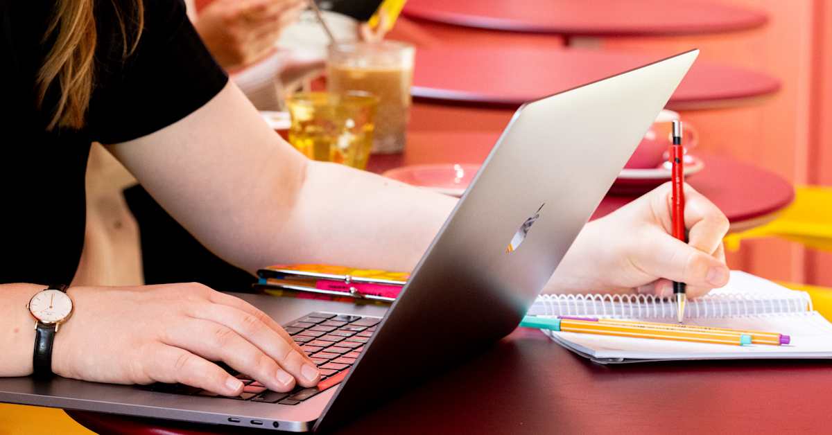 Mitä mieltä olet etäopiskelusta? Ovatko kurssit älyttömän helppoja tai vaikeita? Kerro meille, teemme juttua