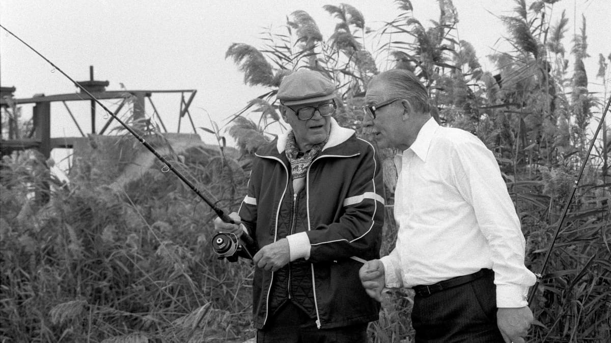 Kekkonen ja Vladimirov kalassa. Kekkonen vapa ojossa kaislikossa.