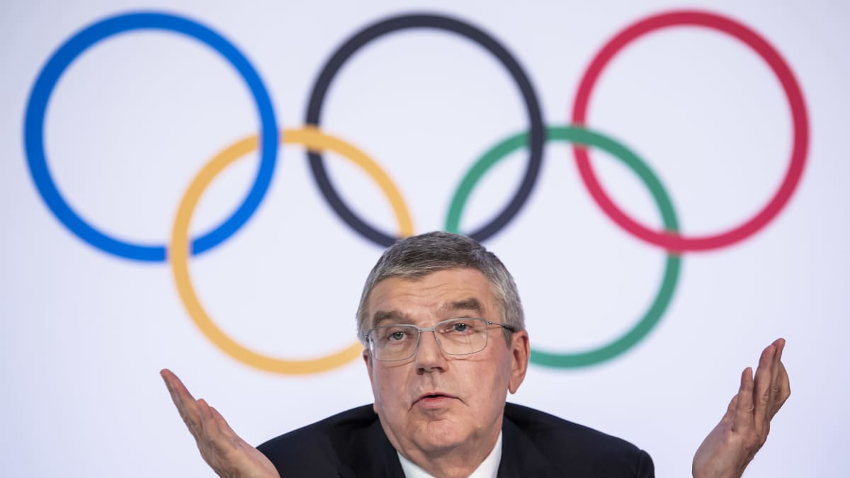 Thomas Bach svarar på frågor under en presskonferens.