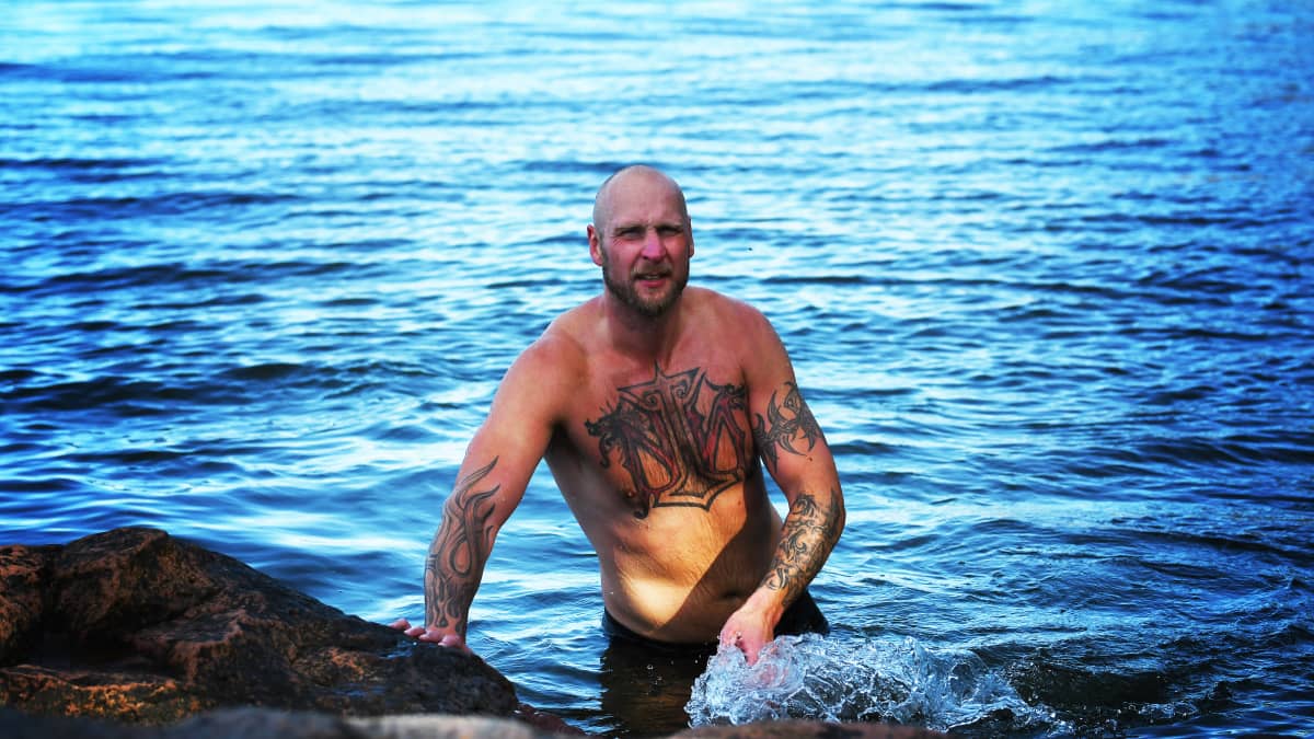 Robert Helenius badar på Åland.