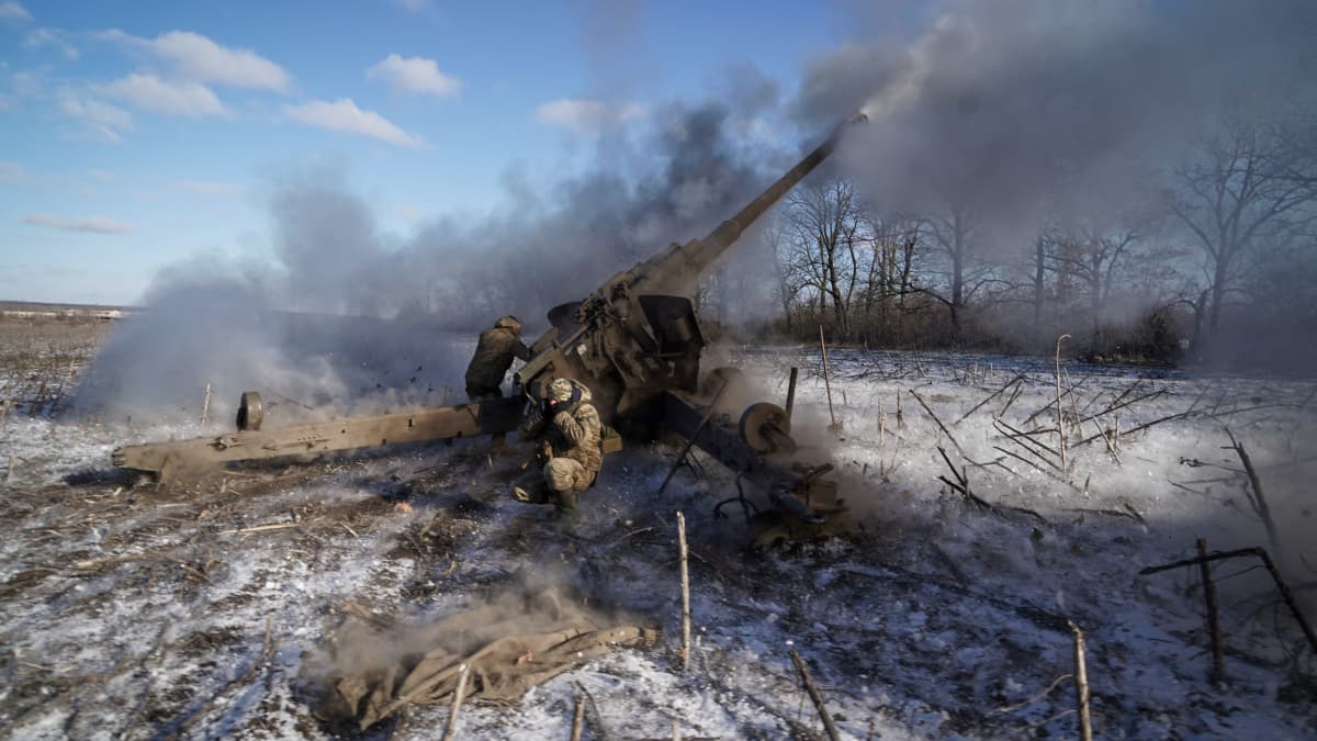Ukrainalaissotilaat ampuvat tykillä.