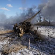 Ukrainalaissotilaat ampuvat tykillä.
