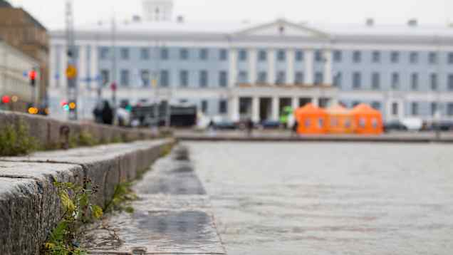 Helsingfors stadshus vid Salutorget sett från kajkanten intill.