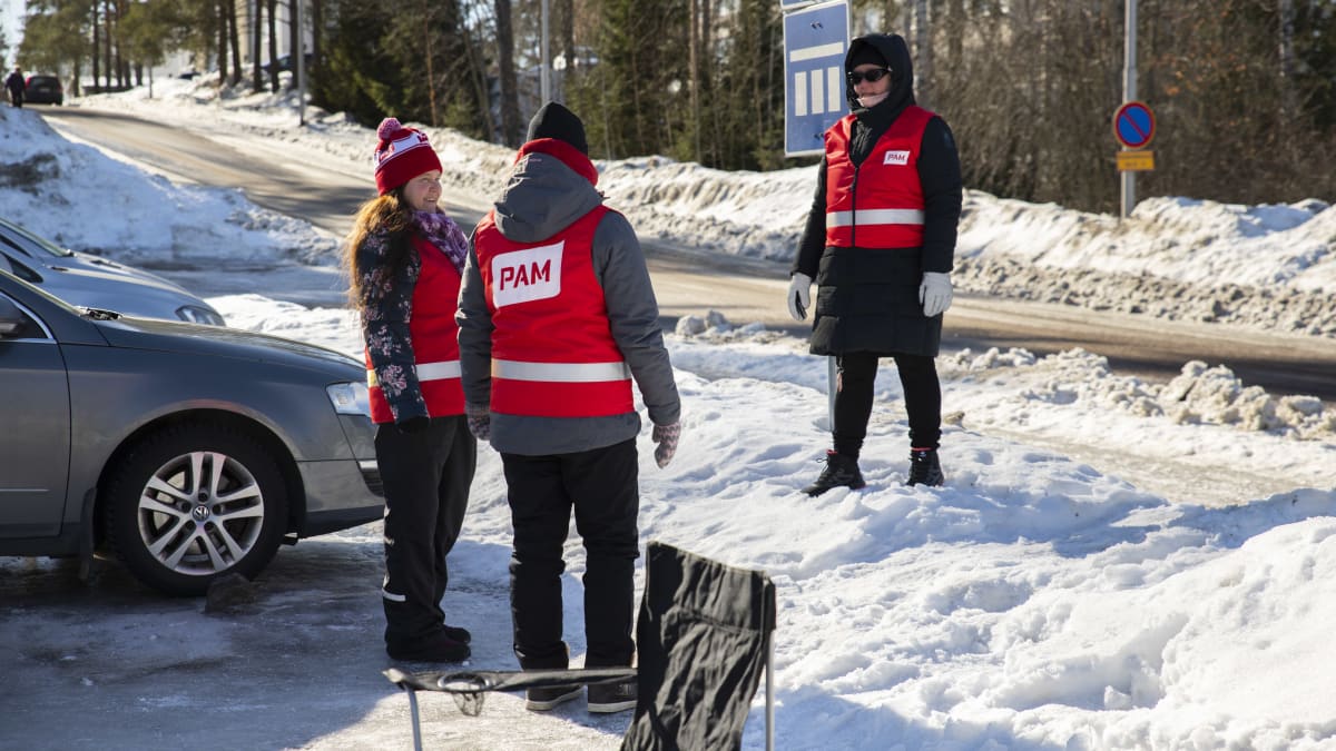 PAM:in lakkovahdit (Sari Nykänen, Katja Pokki ja Satu Kuntola) Eskolanmäen Kiinteistöpalveluiden pihalla Kouvolassa.
