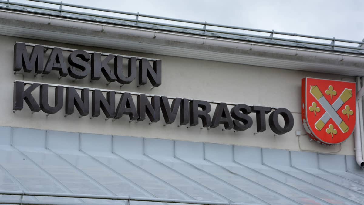 Maskun kunnanvirasto sateisena päivänä.
