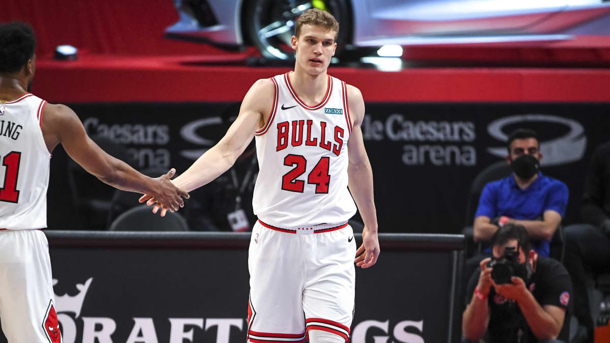 Chicago Bullsin Lauri Markkanen ottelussa Detroitia vastaan keväällä 2021.