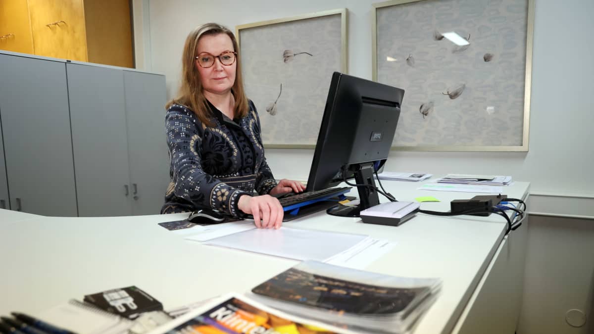 Kiinteistöliitto Päijät-Hämeen toiminnanjohtaja Hanna Koskela istuu tietokoneensa äärellä toimistolla.