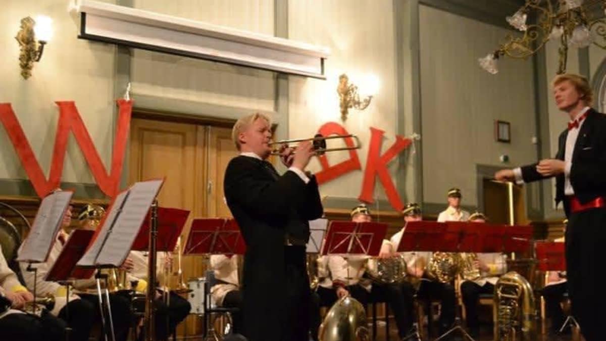 Visa Haarala soittaa trumpettia Retuperän wbk:n treeneissä, oikealla kapellimestarina Eero Lehtimäki.