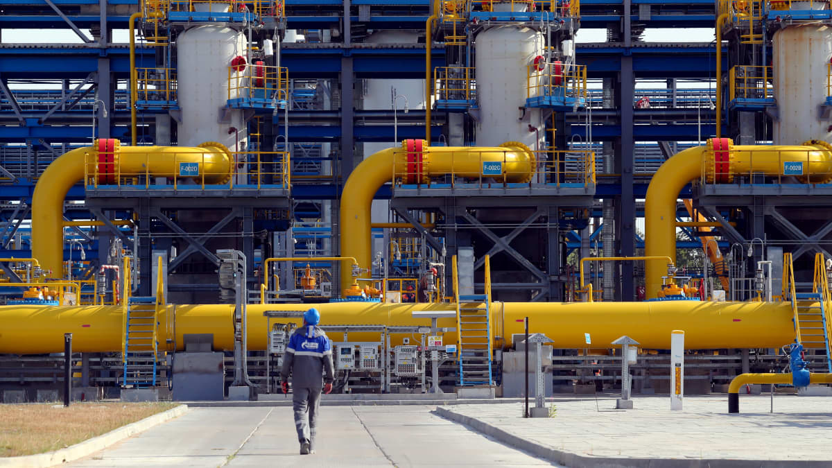 Työmies käveli Venäläisen Gazpromin kompressoriaseman edessä Pietarin lähellä 27. heinäkuuta 2021.