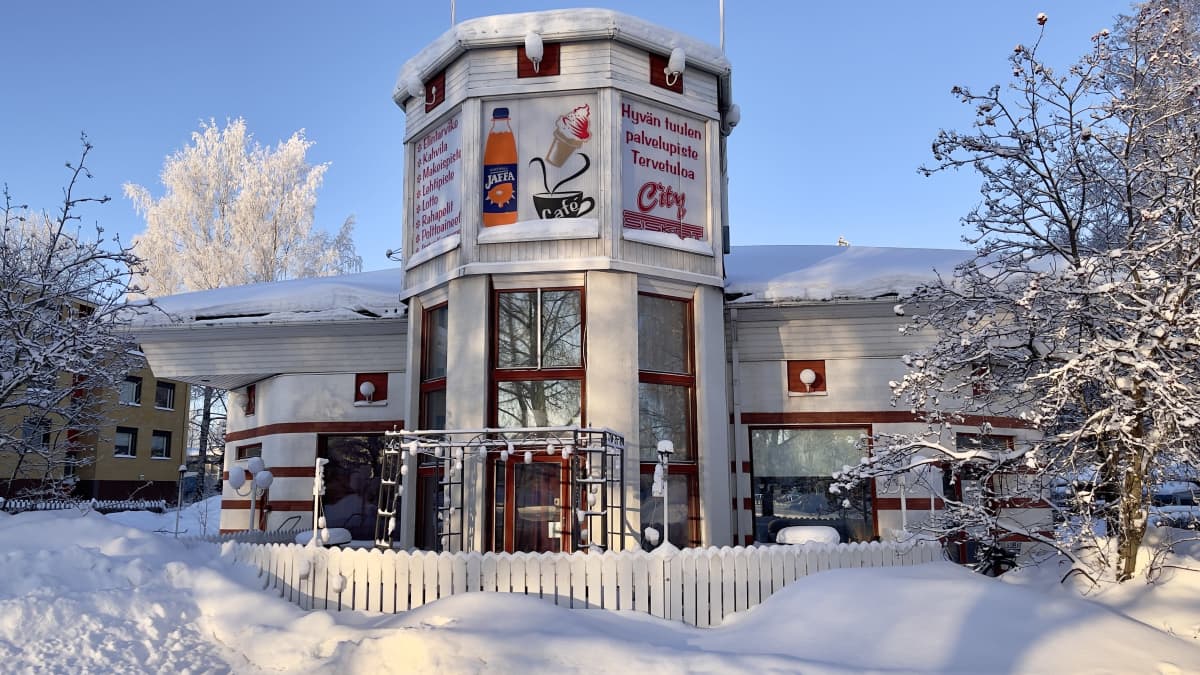 Pieksämäellä sijaitseva Ravintola Kiila kuvattuna tammikuussa 2022 talvisessa maisemassa.