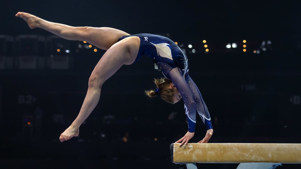 Gymnasten Maisa Kuusikko tävlar på bom.