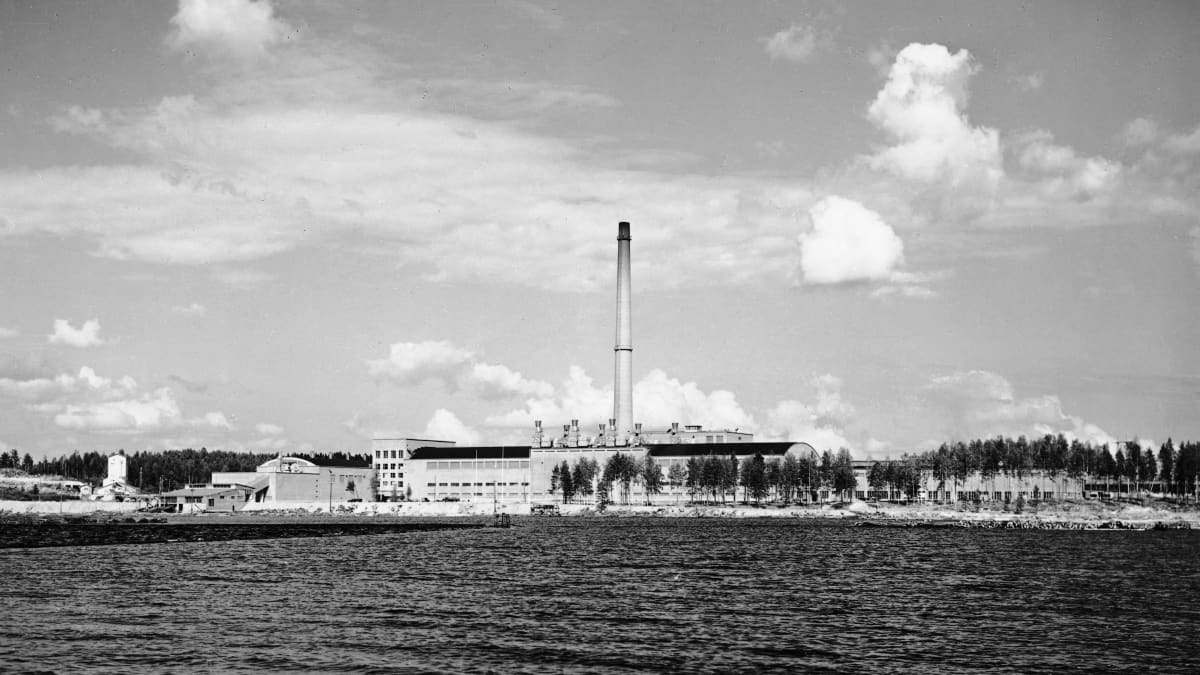 Kaipolan paperitehdas 1950-luvun puolivälissä kuvattuna.