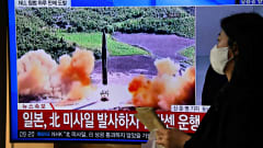 Nainen katselee Soulin rautatieasemalla televisioruutua, josta näkyy uutislähetys Pohjois-Korean ohjuskokeesta 3. marraskuuta 2022..