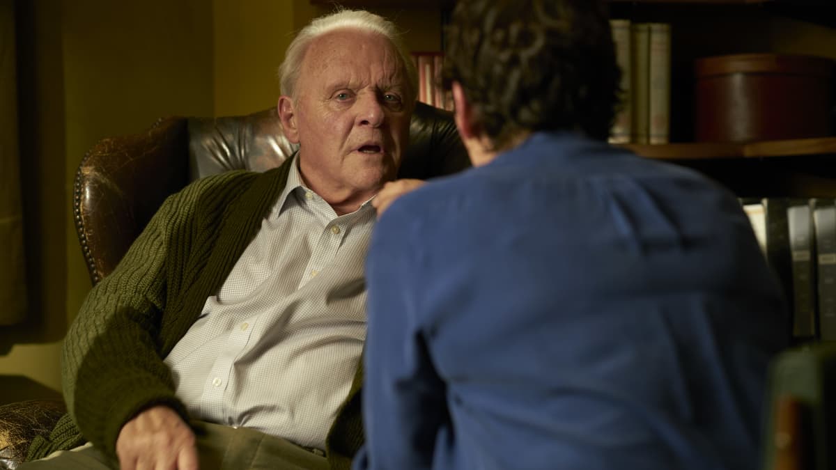 Anthony Hopkins esittää muistisairasta vanhusta elokuvassa Isä (The Father)