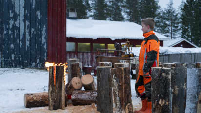 11-vuotiaan Juho Kemppaisen käsissä on syntynyt jo tuhat jätkänkynttilää  myyntiin – katso, miten hän muotoilee puupölkkyä moottorisahalla