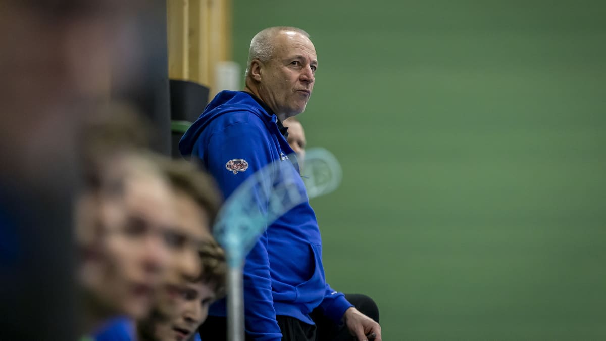 Tampereen Clasic salibandyjoukkueen päävalmentaja Samu Kuitunen seuraa joukkueen harjoituksia.