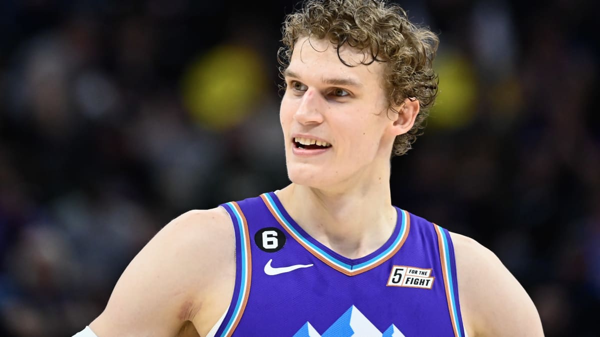 Lauri Markkanen hymyilee.