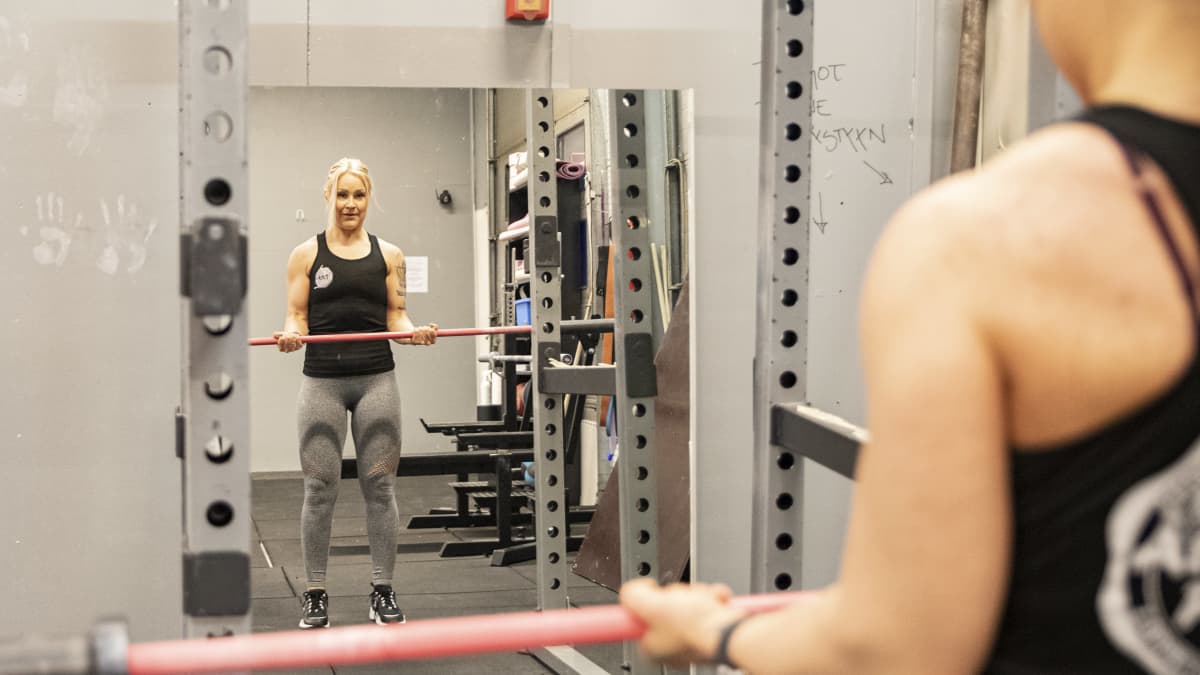 Body fitness-urheilija Tiia Takala kuntosalilla.