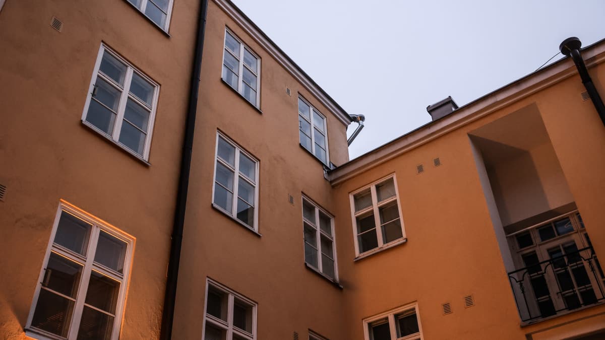 Vuokra-asunnon ikkunat Helsingin kalevankadulla.