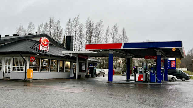  Teboilin huoltoasema ja Scan Burger -ravintola harmaana talvipäivänä Lempäälässä.