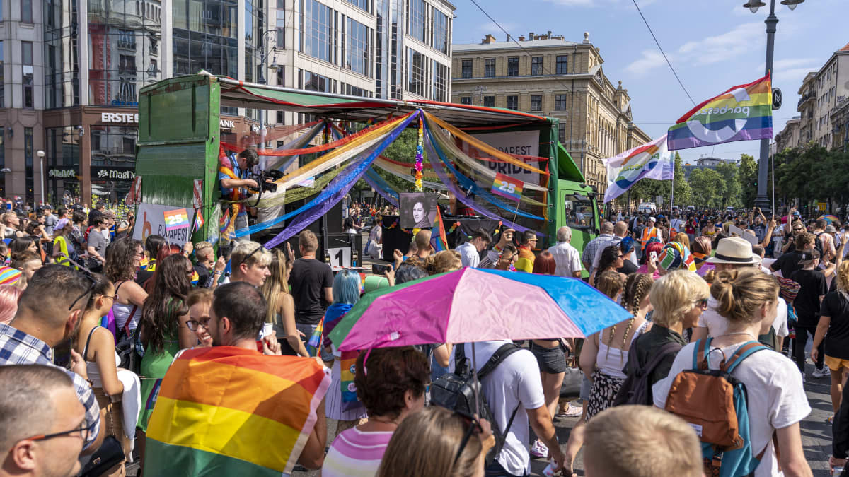Juhlijoita Budapest Pride-kulkueessa 2021.