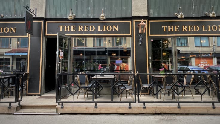  The Red Lion -brittipubi ulkoa kuvattuna.