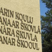 Inarin koulu neljällä kielellä