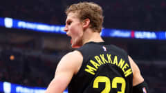 Lauri Markkanen karjuu korin jälkeen.