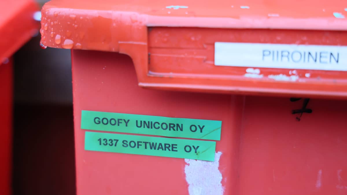 Lähikuva punaisesta postilaatikosta, jossa lukee Piiroinen sekä Goofy Unicorn Oy ja 1337 Sofware Oy.