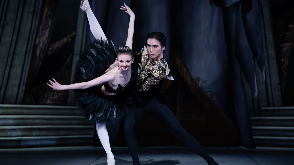 Violetta Keller tanssii mustan joutsenen roolin Kansallisbaletin Joutsenlammessa. Xun Jia on prinssi Siegfried.