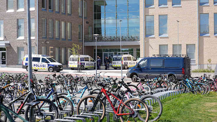  Poliisiautoja Vähäjärven koululla Pirkkalassa.