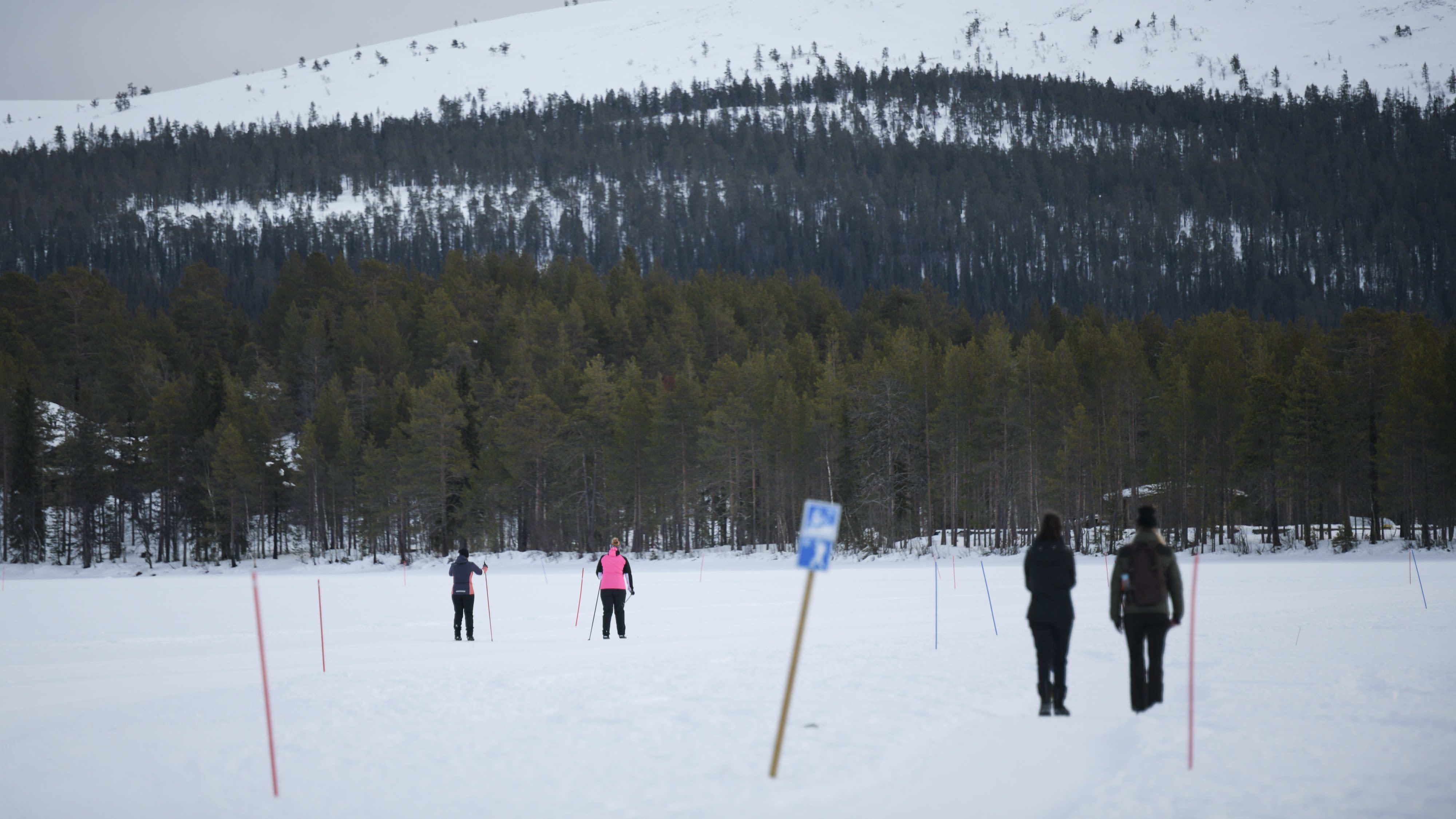 Ulkoilijoita Äkäslompolon järven jäällä Kolarissa 24. tammikuuta 2022.
