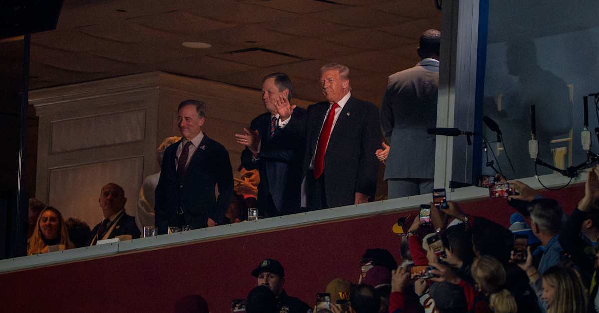 Då NFL inte kunde hedra militären dök Donald Trump upp – stjärnan dansade, publiken buade