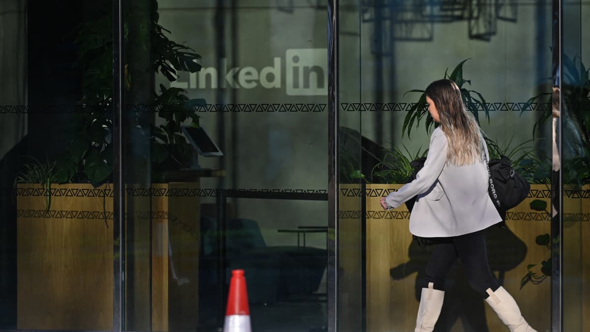 LinkedIn-yhtiön Irlannin Dublinissa sijaitsevan pääkonttorin ohi kävelee vaaleatakkinen, nuori nainen. 