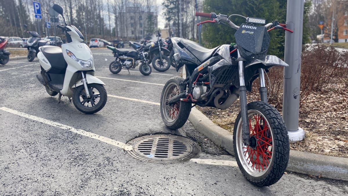 Mopoja entisen Tredun toimipisteen parkkipaikalla Koivistonkylässä Tampereella.