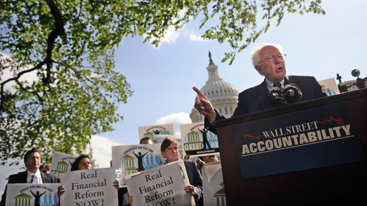 Senaattori Bernie Sanders oli vaatinut pankkien ja suuryritysten tiukempaa sääntelyä jo pitkään ennen Occupy Wall Streetiä. Hänen kannatuksensa nousi suuresti 2010-luvulla. Kuva huhtikuulta 2010.