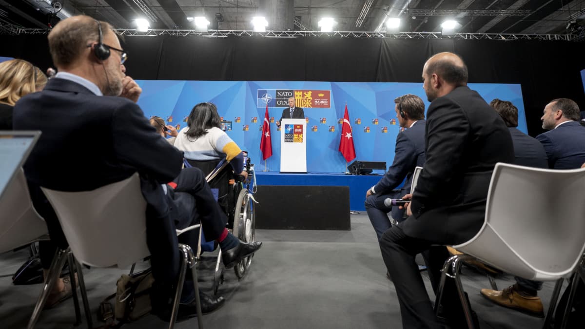 Turkin presidentti Recep Tayyip Erdoğan piti lehdistötilaisuutta torstaina, huippukokouksen päätöspäivänä Madridissa.