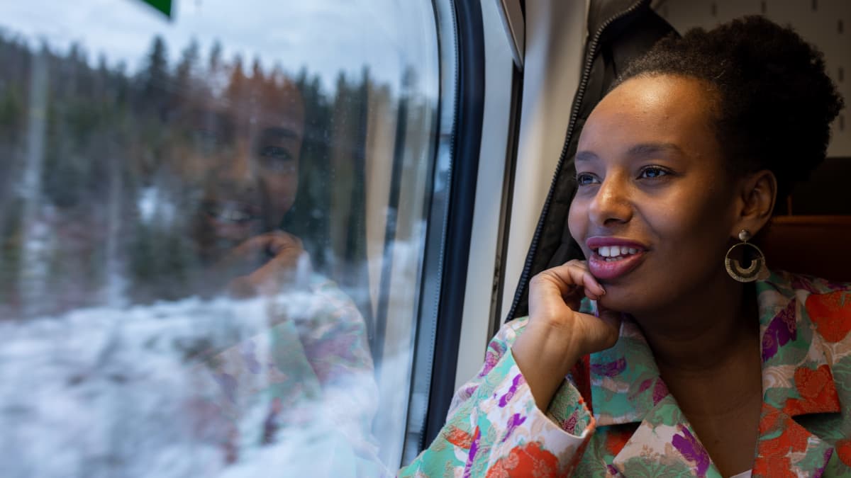 Kansanedustaja Bella Forsgrén matkalla junassa Helsingistä Jyväskylään.