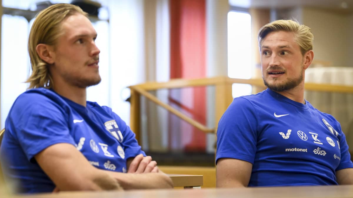 Fredrik Jensen ja Richard Jensen miesten jalkapallon A-maajoukkueen eli Huuhkajien tiedotustilaisuudessa Helsingissä 20. syyskuuta 2022.