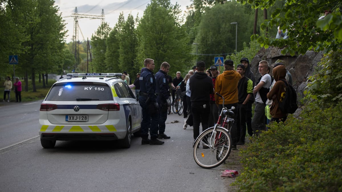 Poliisipartio puhumassa Elokapinan mielenosoitusta seuraaville nuorille UPM Kymillä Kuusankoskella.