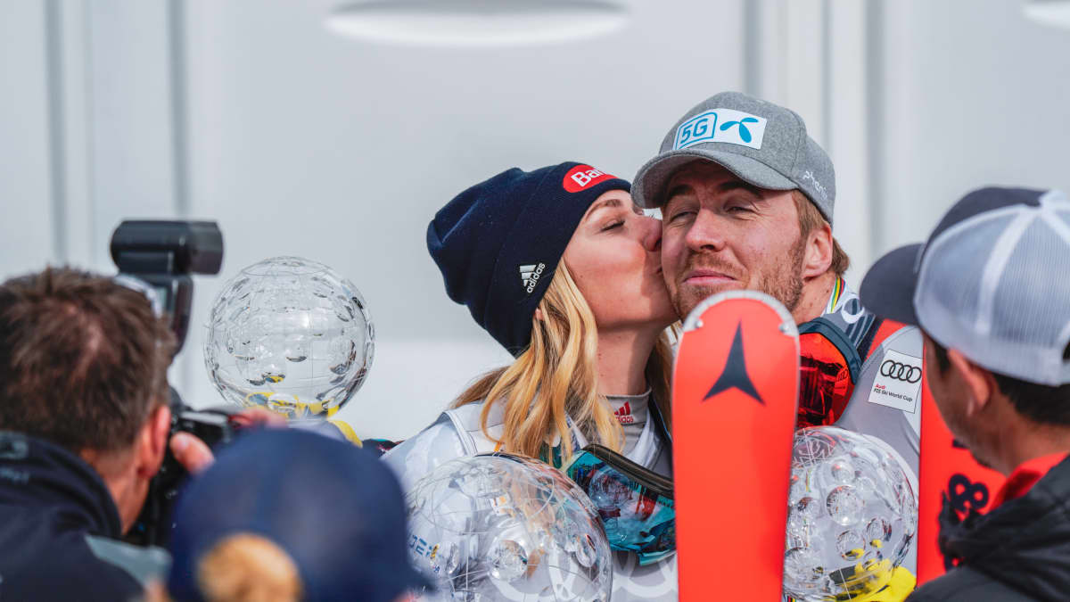 Mikaela Shiffrin pussaa Aleksander Aamodt Kildeä poskelle. Kuva Ranskan Courchevel'stä 20. maaliskuuta 2022.