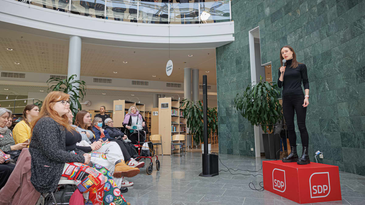 Pääministeri Sanna Marin eduskuntavaalikiertueella Kokkolan pääkirjastossa.