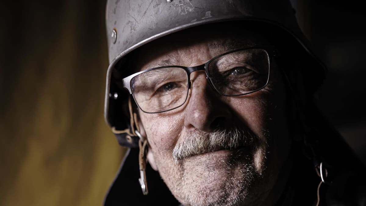 Esson öljysäiliöpalon sammutukseen osallistunut palomies 1970-luvun työasussa.