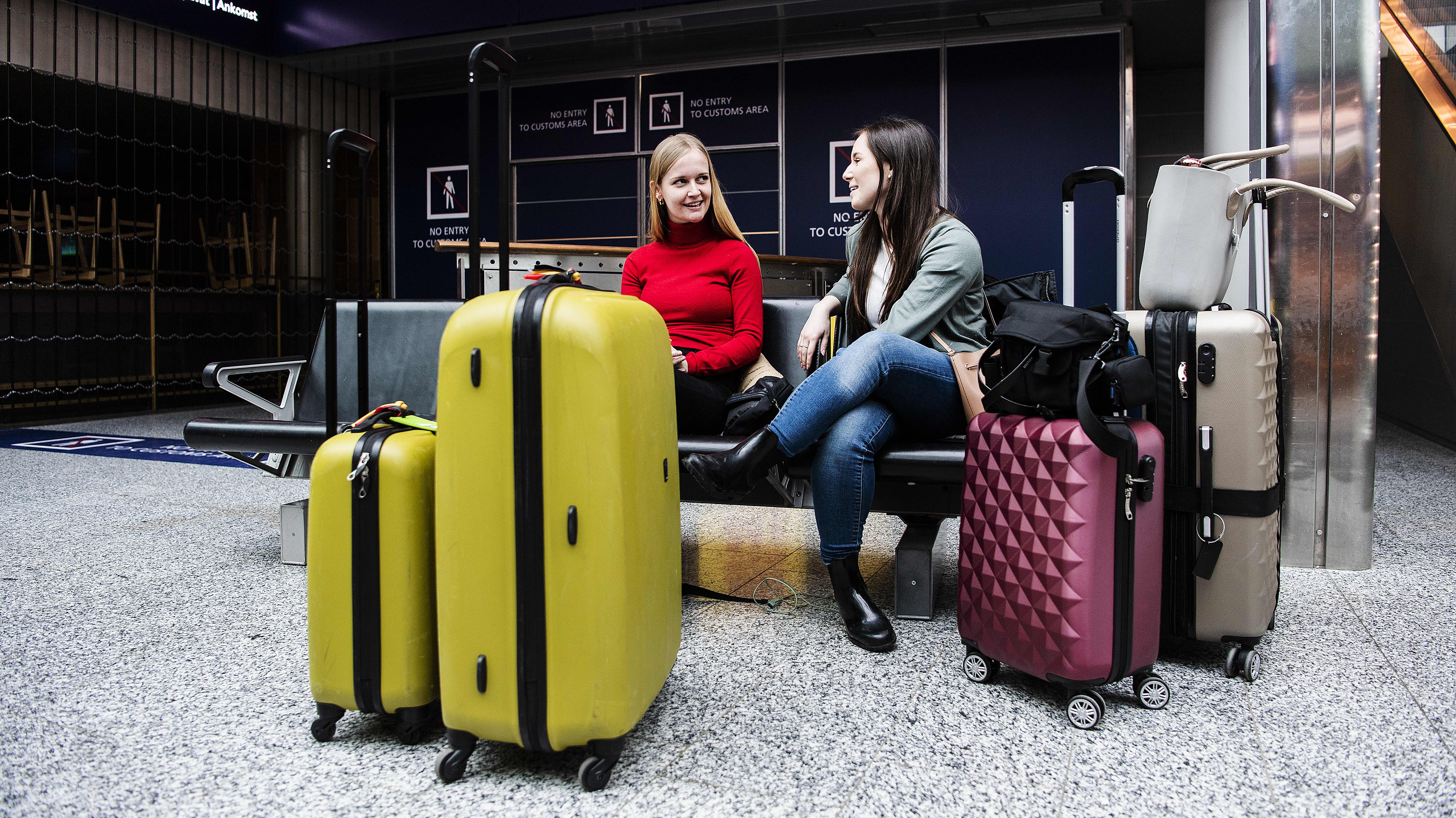 Kuvassa lentoasemalla ovat belgialainen EMMA VAN DE PERRE ja saksalainen KAROLINA HAMMEL. He ovat lähdössä Suomesta takaisin kotimaihinsa.