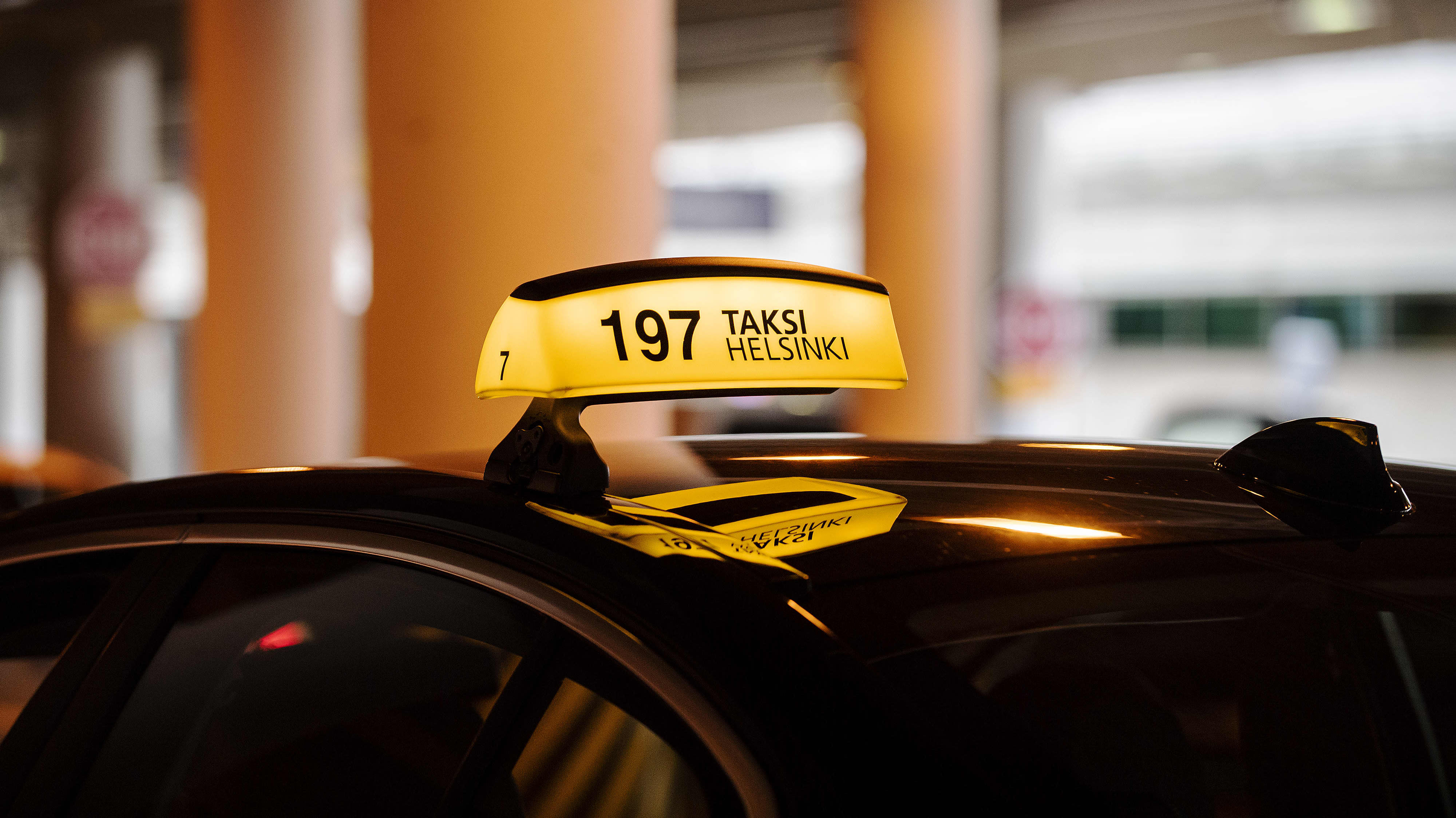 Kuvassa on taksi Helsingissä heinäkuussa 2020.